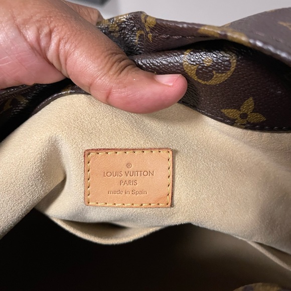 Authentic Louis Vuitton Monogram Artsy MM - Picture 12 of 16